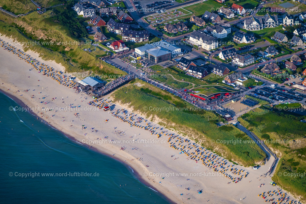 Sylt_Wenningstedt_Strand_Gosch_ELS_7012130825 | WENNINGSTEDT (SYLT) 13.08.2025 Gebäude des Restaurant " Gosch " in Wenningstedt (Sylt) auf der Insel Sylt im Bundesland Schleswig-Holstein, Deutschland. // Building of the restaurant " Gosch " in Wenningstedt (Sylt) at the island Sylt in the state Schleswig-Holstein, Germany. Foto: Martin Elsen