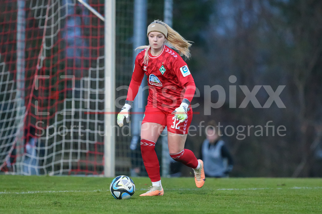 Fussball, Testspiel Frauen, SV Henstedt-Ulzburg - SV Werder Bremen | v.li.: Guro Pettersen (Torhüterin, Torwart, SV Werder Bremen, 32) am Ball, Freisteller, Einzelbild, Ganzkörper, Aktion, Action, Spielszene