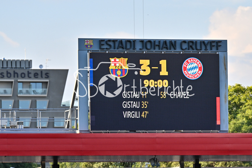 FC Barcelona U19 - FC Bayern München U19 | Die Anzeigentafel mit dem Enstand in Barcelona / Anzeigetafel / Symbolbild / UEFA Youth League: FC Barcelona U19 - FC Bayern München U19, Estadi Johan Cruyff am am 23.10.2024
