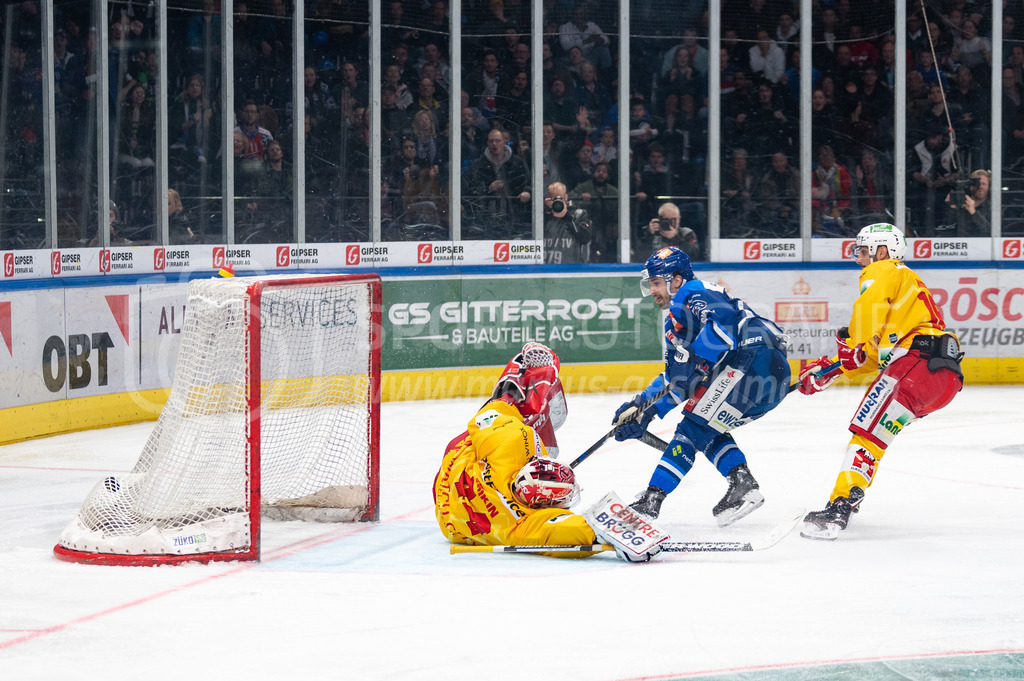 Playoffs: ZSC Lions - EHC Biel-Bienne | 04.04.2022, Zurich, Hallenstadion, Playoffs: ZSC Lions - EHC Biel-Bienne, #62 Denis Malgin (ZSC) erzielt in Unterzahl das 2:0 und lässt #44 Torhüter Dmitry Shikin (Biel) keine Chance. - Realisiert mit Pictrs.com