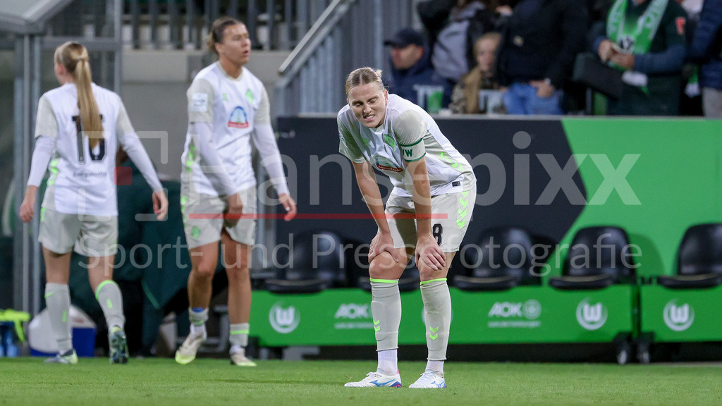 Fussball, Google Pixel Frauen-Bundesliga, VfL Wolfsburg - SV Werder Bremen | Lina Hausicke (SV Werder Bremen, 18) enttäuscht über die Niederlage, Enttäuschung nach dem Schlusspfiff, Abpfiff, Highlight, Verlierer, verloren, Frustration, pessimistisch,, DIE DFB-RICHTLINIEN UNTERSAGEN JEGLICHE NUTZUNG VON FOTOS ALS SEQUENZBILDER UND/ODER VIDEOÄHNLICHE FOTOSTRECKEN. DFB REGULATIONS PROHIBIT ANY USE OF PHOTOGRAPHS AS IMAGE SEQUENCES AND/OR QUASI-VIDEO.