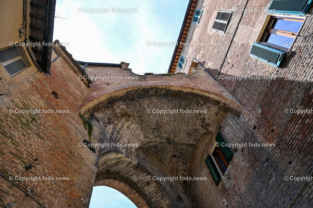 Italien_ Toscana_ Siena_ 27.05.2024-110 | 27.05.2024, Italien, ITA, Toskana, Siena im Bild Stadtansichten, Gebäude, Architektur, Touristen, Historisch, Souvenier, Piazza Del Campo, Dom von Siena


Siena ist Hauptstadt der Provinz Siena und gilt als eine der schönsten Städte der Toskana und Italiens. Die historische Altstadt gehört seit 1995 zum UNESCO-Welterbe. 

