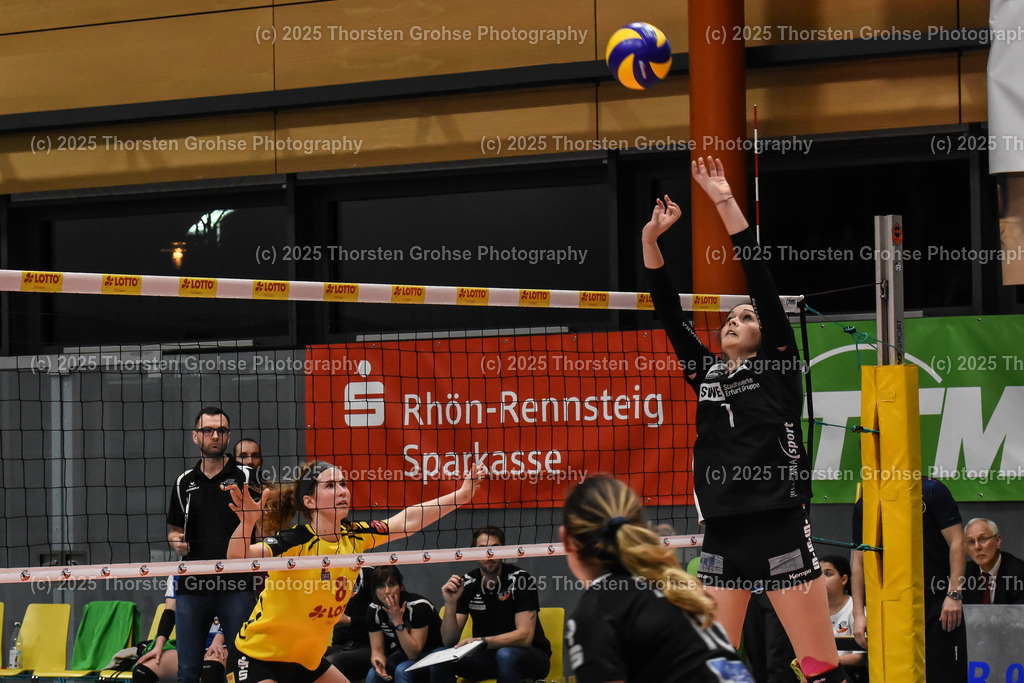 VBL VFB Suhl vs. SCHWARZ-WEISS Erfurt | (VFB Suhl) in Gelb, (Schwarz-Weiss Erfurt) in Schwarz; VBL VFB Suhl vs. SCHWARZ-WEISS Erfurt, Volleyball-Bundesliga Frauen am 17.02.2018 in der Multihalle in Meiningen, (Deutschland) - Realisiert mit Pictrs.com
