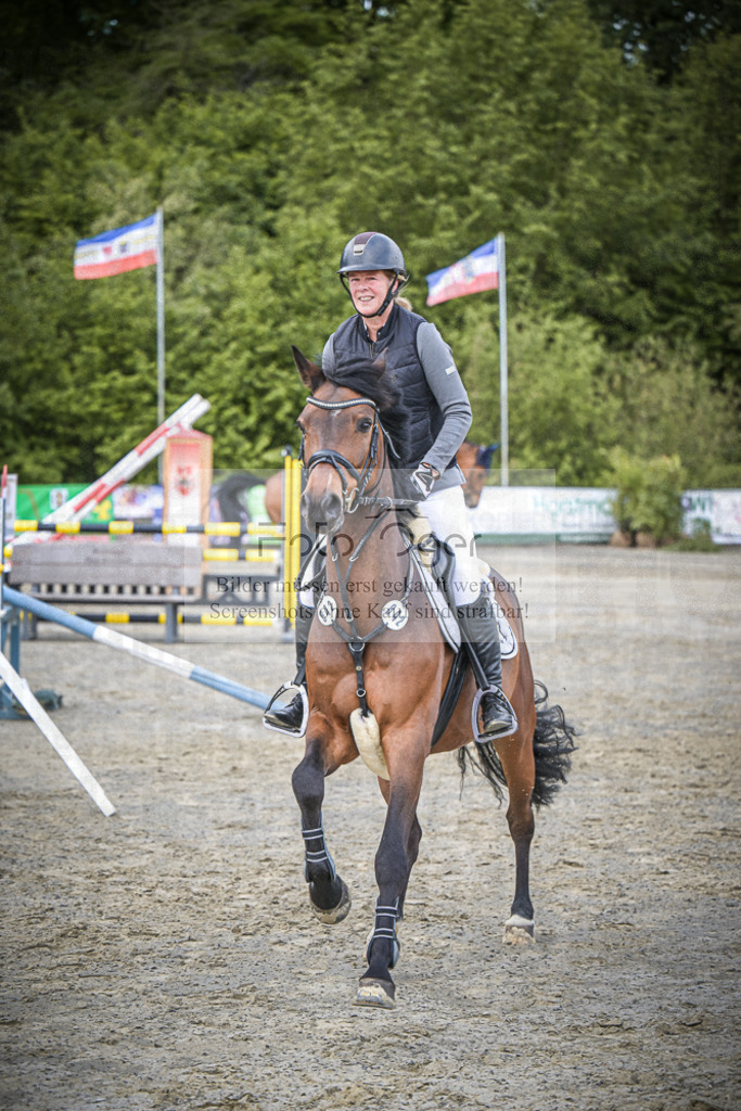 DOS_2342 | Entdecke hochwertige Reitturnierfotos von Foto Oger. Professionell, emotional und authentisch – jetzt Lieblingsmomente im Shop bestellen.Deutschlandweite Turnierfotografie. - Realisiert mit Pictrs.com