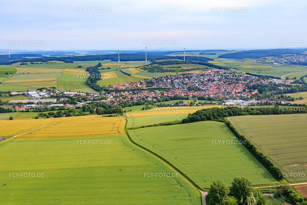 Dorfansicht aus Süden | Luftbild: Dorfansicht aus Süden in Uettingen im Bundesland Bayern in Deutschland. Foto: IMG_089763.jpg vom 11.06.2016 durch Werner Riehm/FLY-FOTO.de - Realisiert mit Pictrs.com