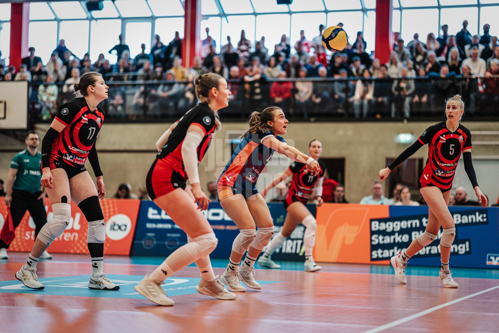 Volleyball | Frauen | Saison 2025/2026 | Volleyball Bundesliga | ETV Hamburger Volksbank Volleys vs. Schwarz-Weiß Erfurt | 15.02.2026 | Sarah Stiriz (#4, ETV Hamburger Volksbank Volleys) spielt den Ball