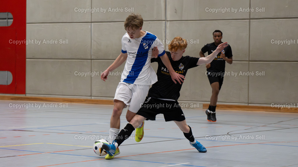 20250118_7417 | 21. A-Jugend-Turnier des VfR Neumünster um den KulturLokschuppen-Pokal 2025, Finale - Niendorfer TSV (weiss) vs. JFV A/O/B/H/H U19 (schwarz), Janosch Obertreis (Niendorf #8) / Jonas Lüdemann (Ahlerstedt #8) - Realisiert mit Pictrs.com