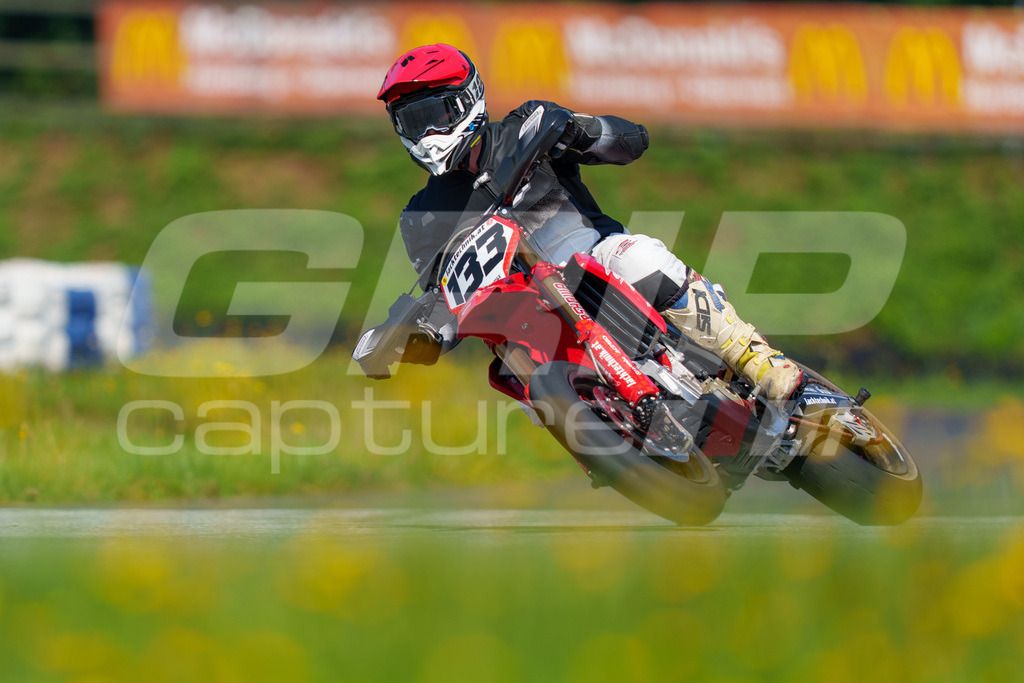 SuperMoto_Staatsmeisterschaft_Greinbach_316 | GRIPcapture steht für authentische Sportfotografie in Österreich – für Momente, die mehr sind als Geschwindigkeit oder Ergebnis. Es geht um Emotion, Spannung, Fokus und den Augenblick, der oft nur einen Wimpernschlag dauert.Ob Motorsport, Teamsport oder 