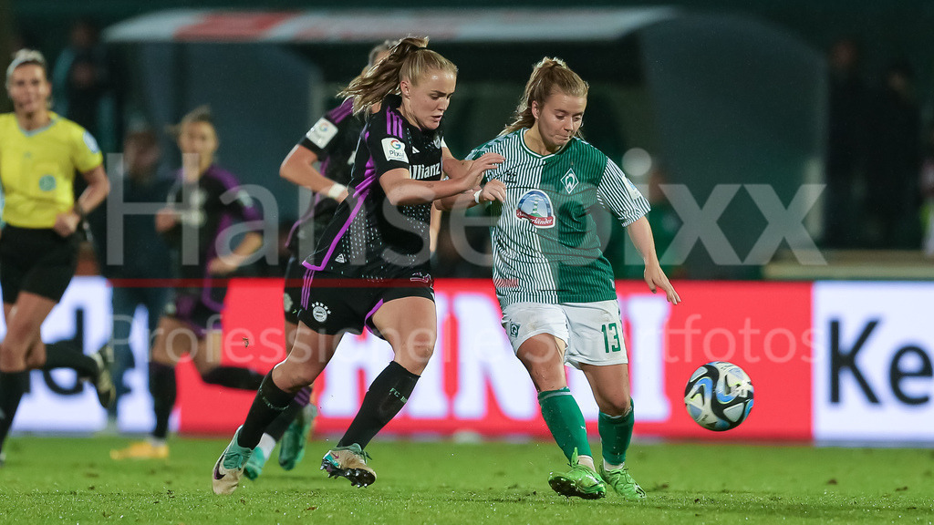 Fussball, Google Pixel Frauen-Bundesliga, SV Werder Bremen - FC Bayern München | v.li.: Georgia Stanway (FC Bayern München, 31) und Ricarda Walkling (SV Werder Bremen, 13) im Zweikampf, Duell, Dynamik, Aktion, Action, Spielszene, DIE DFB-RICHTLINIEN UNTERSAGEN JEGLICHE NUTZUNG VON FOTOS ALS SEQUENZBILDER UND/ODER VIDEOÄHNLICHE FOTOSTRECKEN. DFB REGULATIONS PROHIBIT ANY USE OF PHOTOGRAPHS AS IMAGE SEQUENCES AND/OR QUASI-VIDEO.