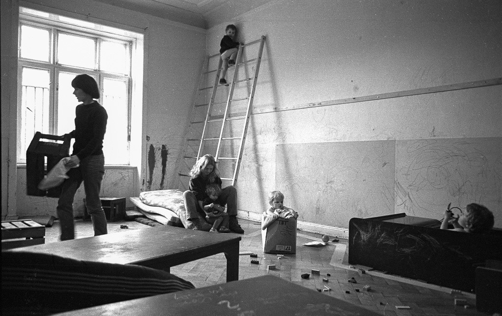 004-1970-096 | Szene aus einem von Studenten gegründeten Kinderladen in Kiel 1970. Die Kinderläden, die um 1970 flächendeckend in Westdeutschland existierten, waren ein Ergebnis der 68er-Bewegung mit ihrer Forderung nach antiautoritärer Erziehung. - Realisiert mit Pictrs.com