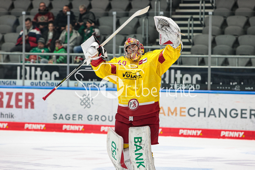 Augsburger Panther - Duesseldorfer EG | Henrik HAUKELAND (DEG #40) feiert zusammen mit den mitgereisten Fans den Sieg in Augsburg