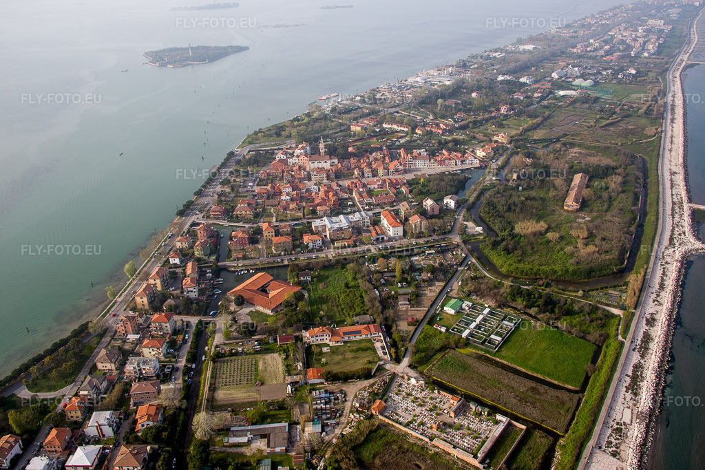 Vue aérienne: Vue de la ville à Malamocco dans le département Vénétie, Italie. Photo: IMG_087481.jpg prise le 06/04/2016 par Werner Riehm/FLY-FOTO.euRésolution de l'original: 5472 x 3648 px