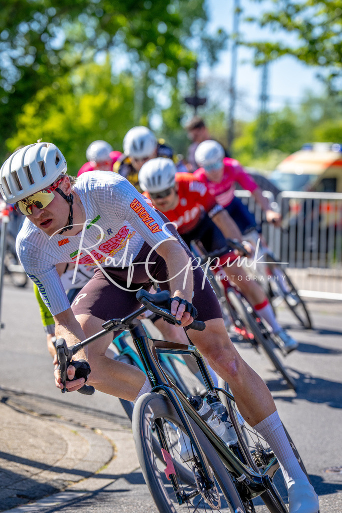 Spurt in den Mai 2026 - Großer Preis der Sparkasse Neuss | Annual one-day road cycling race "Großer Preis der Sparkasse Neuss" held in Büttgen, Germany, organized by VfR Büttgen 1912 e.V. The event features multiple races across all age categories from U11 youth to Elite men. - Realisiert mit Pictrs.com
