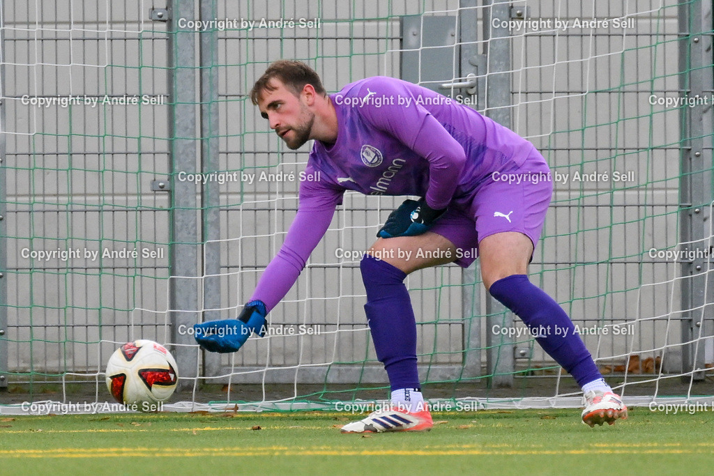 TSV Klausdorf vs SV Dörpum | Johannes Marxen (Klausdorf #30) / Fußball-Landesliga Schleswig Männer 2026/2027 / TSV Klausdorf vs SV Dörpum / Kunstrasenplatz Klausdorf / Schwentinental / 17.10.26 - Realisiert mit Pictrs.com