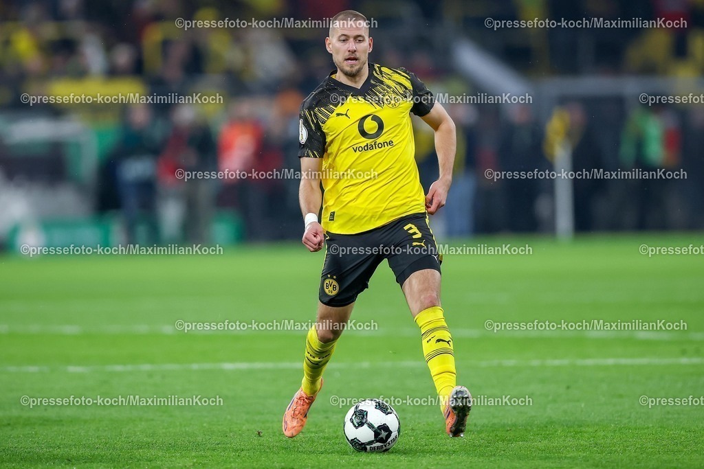 BVB02122501109 | 02.12.2025, Fußball, DFB-Pokal, Borussia Dortmund - Bayer 04 Leverkusen, Achtelfinale, Signal Iduna Park, Saison 2025 2026: Waldemar Anton (BVB #03) DFB regulations prohibit any use of photographs as image sequences and or quasi-video.