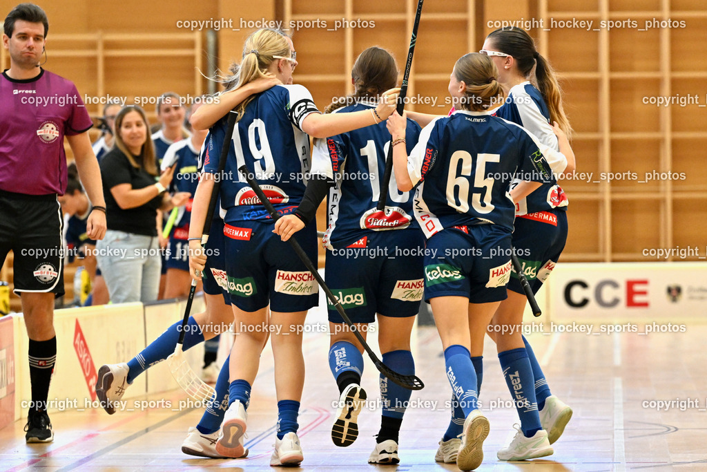 VSV Unihockey vs. SPG HSI/Wikings Zell | Christoph Gruber Referee, Jubel VSV Unihockey Damen Mannschaft, #19 Katarina Dareb VSV Unihockey, #8 Marie Bellina VSV Unihockey, #10 Bettina Wildmann VSV Unihockey, #65 Eleni Huber VSV Unihockey, VSV Unihockey vs. SPG HSI/Wikings Zell, VSV Unihockey Damen vs. SPG HSI Wikings Zell 27.9.2025 am 27.09.2025 in Villach (Ballspielhalle St. Martin), Austria, (Photo by Bernd Stefan)