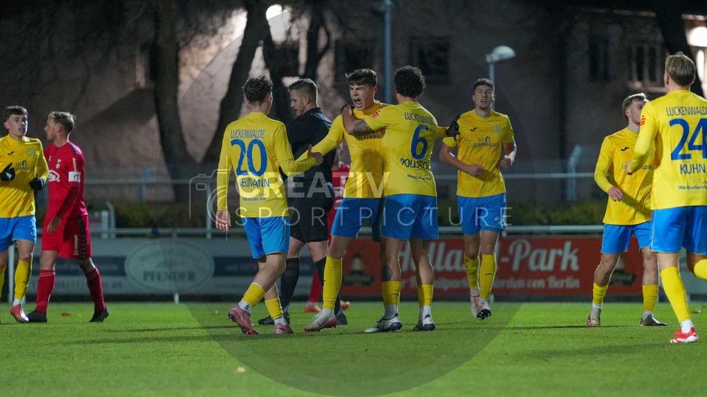 Fußball, Herren, Saison 2025/2026, Regionalliga Nordost, 17. Spieltag, FSV 63 Luckenwalde vs. ZFC Meuselwitz, Freitag 28.11.2025, Werner-Seelenbinder-Stadion Luckenwalde, | Fußball, Herren, Saison 2025/2026, Regionalliga Nordost, 17. Spieltag, FSV 63 Luckenwalde vs. ZFC Meuselwitz, Freitag 28.11.2025, Werner-Seelenbinder-Stadion Luckenwalde, Im Bild: Jubel beim FSV 63 Luckenwalde nach der Führung. - Realisiert mit Pictrs.com