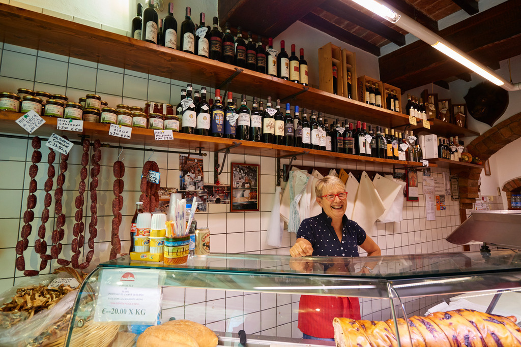  Spezialitaeten in der Metzgerei Bernardini | Pienza, Italien - September 07, 2016:  Spezialitaeten in der Metzgerei Bernardini, - Realisiert mit Pictrs.com
