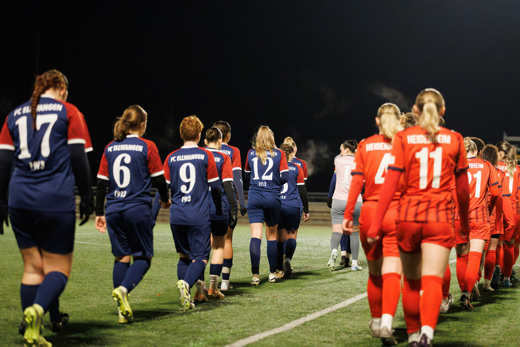 FCHFCE_251121_0257 | 1.FC Heidenheim 1846 II vs. FC Ellwangen II, Fußball, Frauen, Bezirksliga, 2025/2026, 10. Spieltag, 22.11.2025 in Heidenheim, Kunstrasen b. Voith-Arena West, Flutlichtspiel(Foto: Michael Bulling) - Realisiert mit Pictrs.com