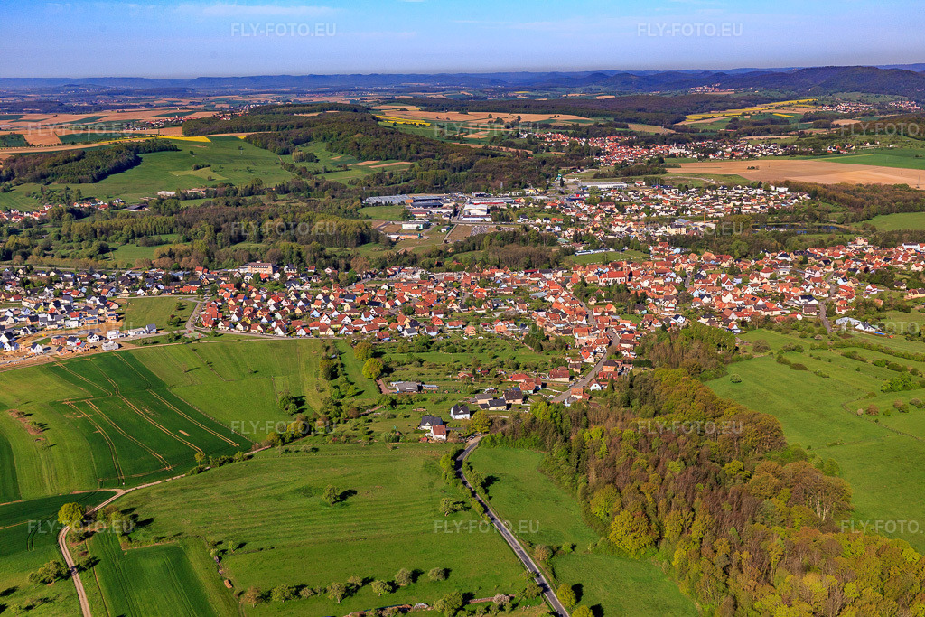 Vue aérienne: Vue de la ville depuis l'est à Gundershoffen dans le département Bas Rhin, France – .Photo: IMG_099397.jpg prise le 30/04/2017 par Werner Riehm/FLY-FOTO.eu – Résolution de l'original: 5472 x 3648 px
