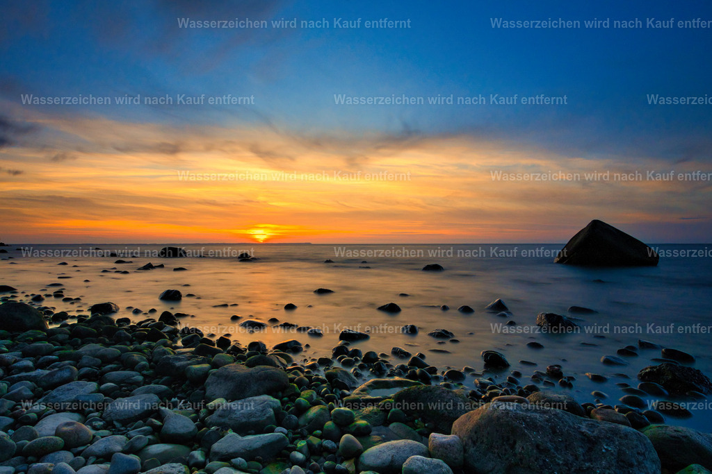 Insel Rügen - Lohme - Sonnenuntergang am Strand | Der Nationalpark Jasmund auf der Insel Rügen ist Deutschlands kleinster Nationalpark und weltweit bekannt für seine imposanten Kreidefelsen, darunter der berühmte Königsstuhl. Zum UNESCO-Weltnaturerbe gehören außerdem die uralten Buchenwälder, die gemeinsam mit der einzigartigen Steilküste eine beeindruckende Natur- und Fotokulisse an der Ostsee bilden. - Realisiert mit Pictrs.com