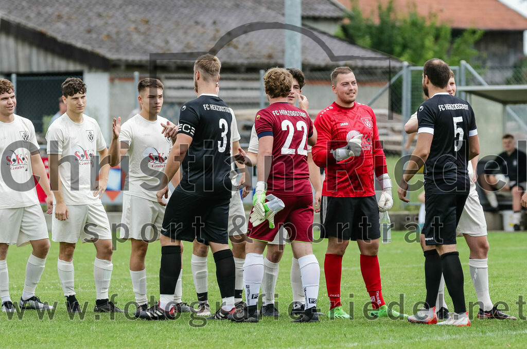 2023-07-02_006_SV_Walpertskirchen_gegen_FC_Herzogstadt | Walpertskirchen, Deutschland, 02.07.2023:
Fußball, Kreisliga 2023 / 2024, Testspiel, SV Walpertskirchen gegen FC Herzogstadt, Endergebnis: 

Florian Simmet (FC Herzogstadt, #3), Torwart Florian Leininger (FC Herzogstadt, #22), Torwart Stefan Gröppmaier (SV Walpertskirchen, #1), Christoph Greckl (FC Herzogstadt, #5)

Foto: Christian Riedel / fotografie-riedel.net