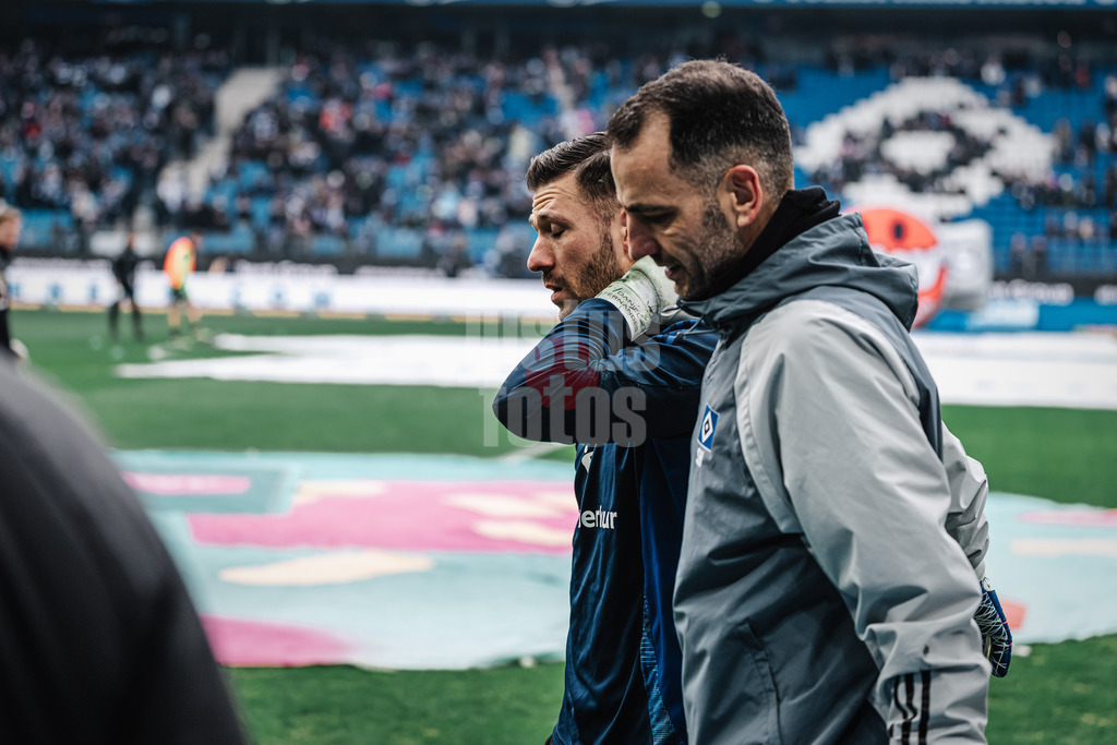 Fußball | Männer | Saison 2024/2025 | 2. Fußball-Bundesliga | 20. Spieltag | Hamburger SV vs. Hannover 96 | 02.02.2025 | Daniel Heuer Fernandes (#1, HSV) fasst sich an den Nacken, vielleicht verletzt beim Aufwärmen