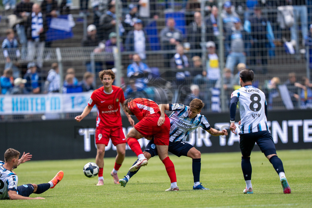 Stuttgarter Kickers vs. SG Sonnenhof Großaspach, Fussball, Regionalliga Suedwest, 34. Spieltag, 16.05.2026 | Zweikampf zwischen Fabian Eisele (SG Sonnenhof Großaspach, #23) und Nico Blank (Stuttgarter Kickers, #15),Stuttgarter Kickers vs. SG Sonnenhof Großaspach, Fussball, Regionalliga Suedwest, 34. Spieltag, 16.05.2026