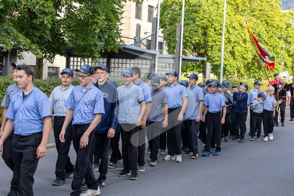 ESAF2025_Empfang_8166 | Die Schwinger des Schwyzer Kantonalen Schwingerverbandes: Fotos, die Dynamik und Leidenschaft festhalten, sowie emotionale Momente aus dem traditionellen Schwingsport zeigen. - Realisiert mit Pictrs.com