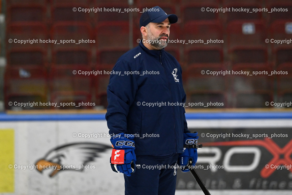 Eistrainig EC VSV mit Headcoach Pierre Allard | Eistrainig EC VSV mit Headcoach Pierre Allard, 1. Eistrainig EC VSV mit Headcoach Pierre Allard am 02.12.2025 in Villach (Stadthalle Villach), Austria, (Photo by Bernd Stefan)