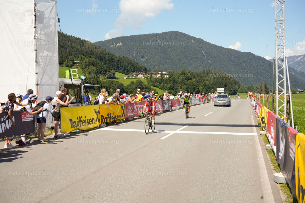 725_20230817_Bewerb_Maenner_Muehlanger | AUT - OESTERREICH, 2023-08-16: SPORT RENNRAD-FAHREN - 55. INTERNATIONALER RADWELTPOKAL IN ST. JOHANN IN TIROL  - Vintage-Radrennen mit WM-Bronze-Medaillen-Siegerin Christina Schweinberger, den Teilnehmer und Alexander Baumann (vom Orginastions-Team) - TAG 2 BEWERB MAENNER IN SECHS GRUPPEN  ; Foto: Roland Muehlanger