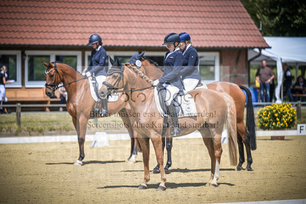 DOS_4104 | Entdecke hochwertige Reitturnierfotos von Foto Oger. Professionell, emotional und authentisch – jetzt Lieblingsmomente im Shop bestellen.Deutschlandweite Turnierfotografie. - Realisiert mit Pictrs.com