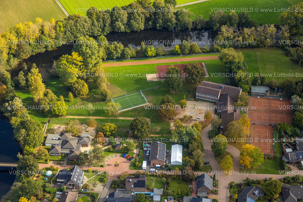 Rees251004414 | Luftbild, Lindenschule Grundschule, Sportplatz und Tennisplätze, katholischer Kindergarten St.Vincentius, Mehr, Rees, Niederrhein, Nordrhein-Westfalen, Deutschland