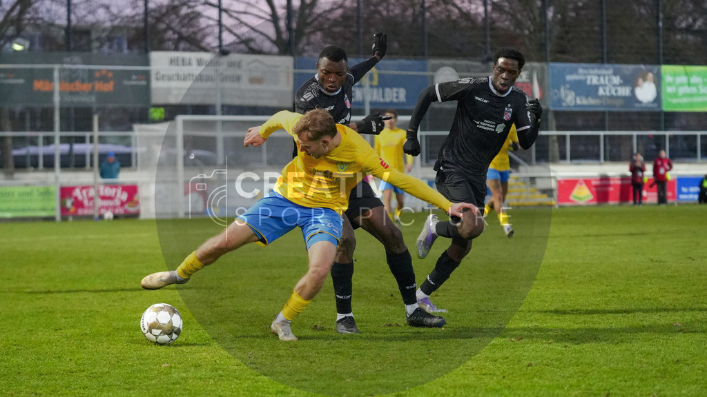 Fußball, Herren, Saison 2025/2026, Regionalliga Nordost, 18. Spieltag, FSV 63 Luckenwalde vs. FC Rot-Weiß Erfurt, Samstag 06.12.2025, Werner-Seelenbinder-Stadion Luckenwalde, | Fußball, Herren, Saison 2025/2026, Regionalliga Nordost, 18. Spieltag, FSV 63 Luckenwalde vs. FC Rot-Weiß Erfurt, Samstag 06.12.2025, Werner-Seelenbinder-Stadion Luckenwalde, Im Bild: Fabio Schneider (l. Luckenwalde) und Obed Chidindu Ugondu (r. Erfurt) - Realisiert mit Pictrs.com