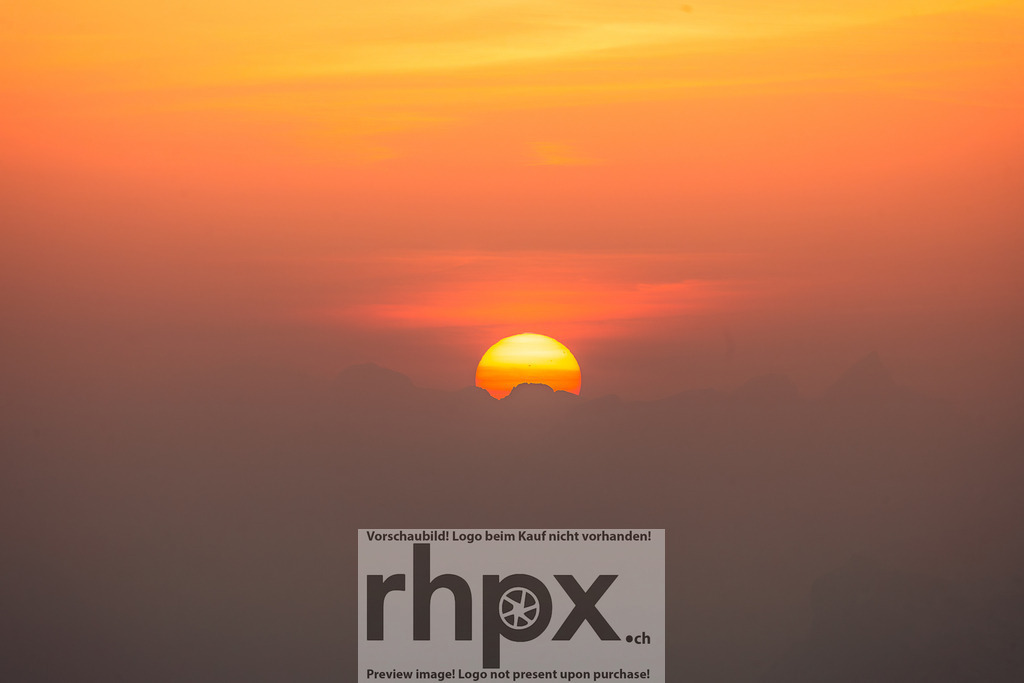 Sonnenaufgang am Pilatus | Stimmungsvolle Fotokunst aus Luzern. Erlebe den Pilatus, den See und die Stadt Luzern in exklusiven Aufnahmen in der Fotogalerie & Shop. - Realisiert mit Pictrs.com