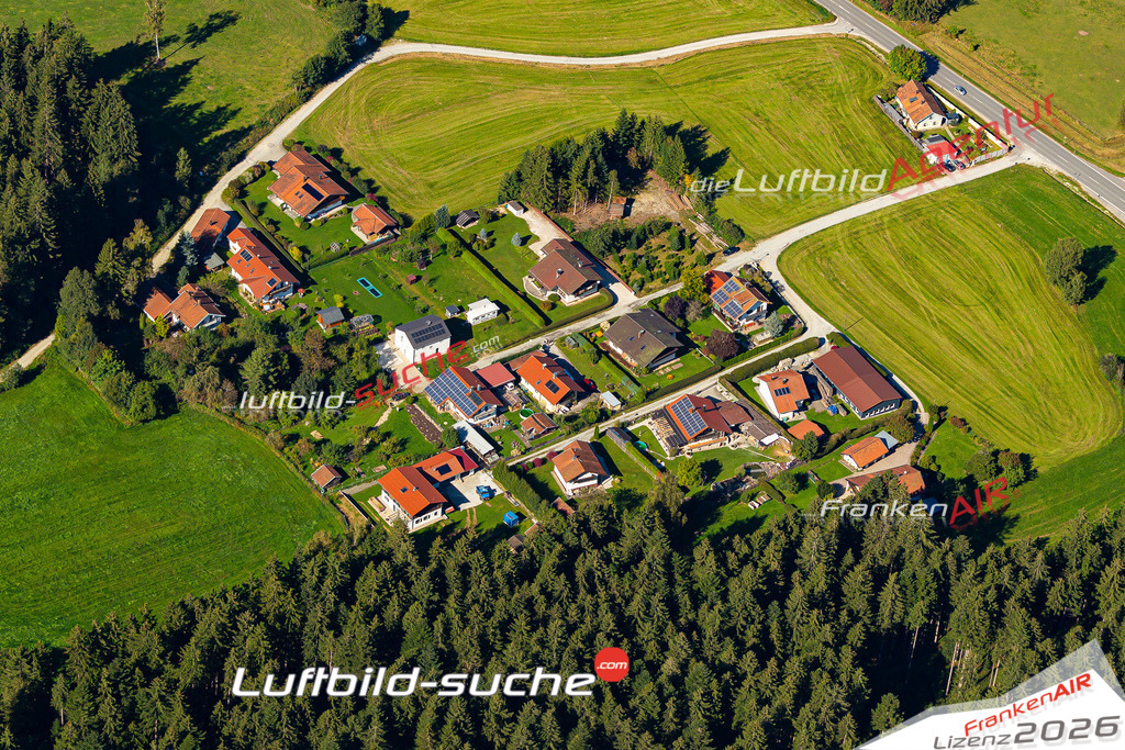 Die Luftaufnahme Poschetsried - Regen wurde 2021 mittels Flugzeug (keine Drohne) erstellt. Hohe Auflösung -für große Poster und Wandbilder geeignet!
