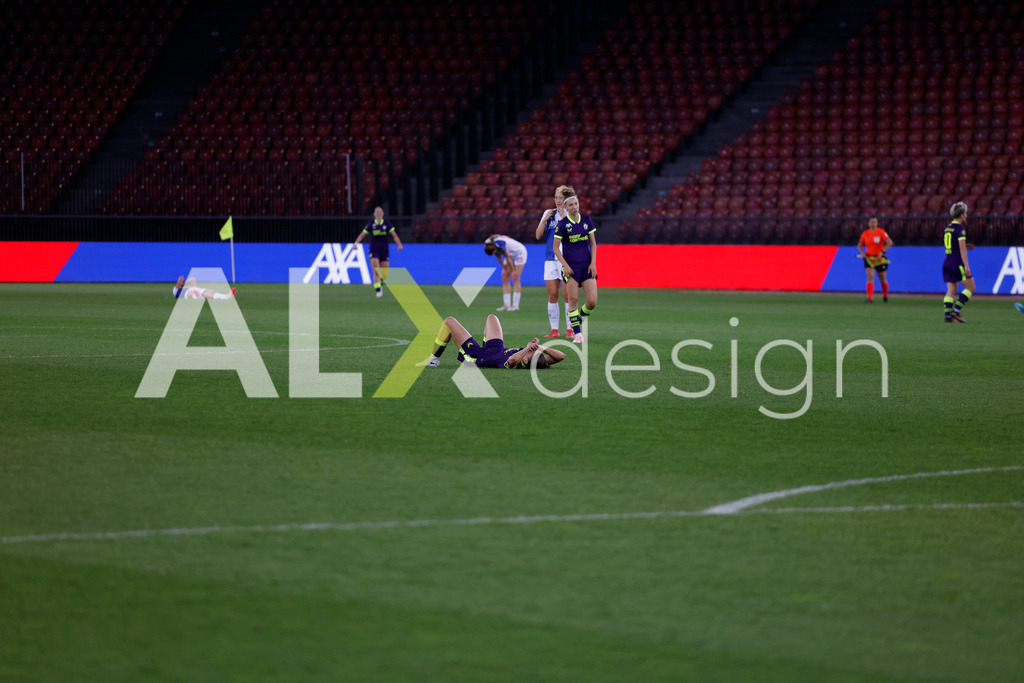 GC Zürich vs FC Zürich - AXA Women’s Super League Playoffs - Stadion Letzigrund | Players after the AXA Women’s Super League Playoffs quarter-final second leg between GC Zürich and FC Zürich at Stadion Letzigrund, Zurich, Switzerland. - Realisiert mit Pictrs.com
