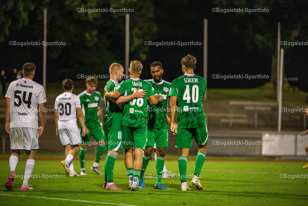 Torjubel MSV | 20.08.2025, Fußball, SC Victoria Mennrath - MSV Duisburg, Niederrheinpokal, Saison 2025/26: Gabriel Sadlek (MSV Duisburg #38) bejubelt seinen Treffer zum 0:7 Endstand mit Jesse Tugbenyo (MSV Duisburg #33), Ben Schlicke (MSV Duisburg #40) und Leon Müller (MSV Duisburg #19). - Realisiert mit Pictrs.com