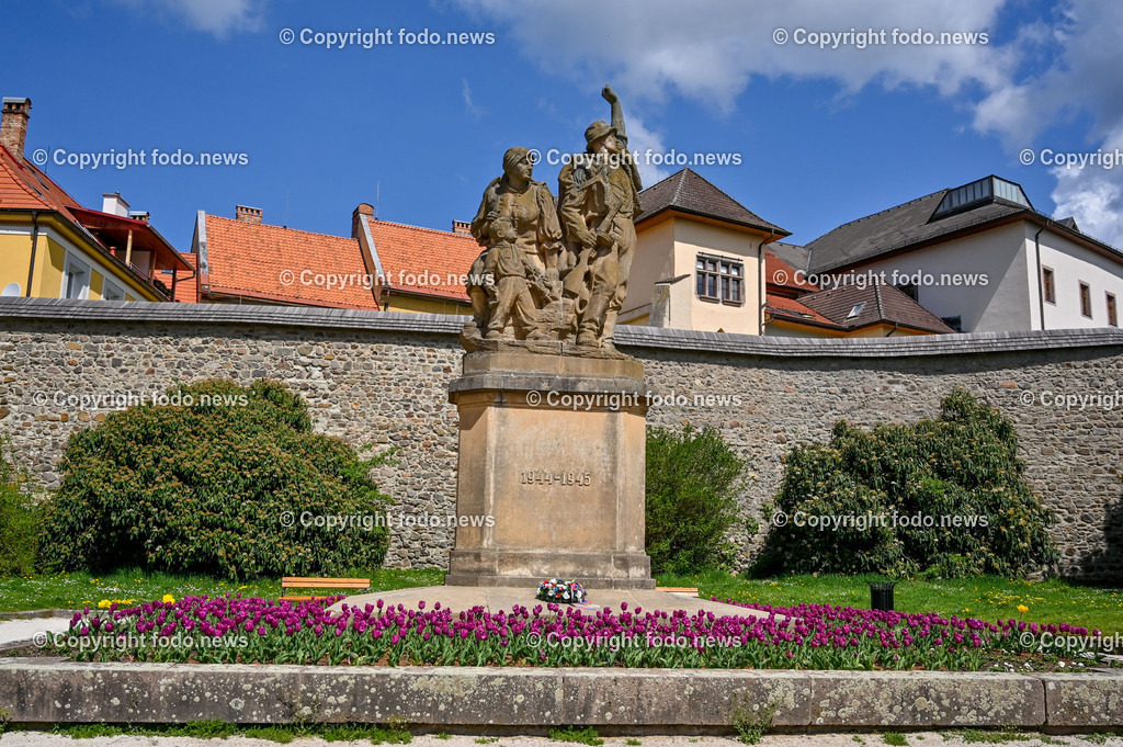 Slowakei_ Banskobystricky kraj_ Kremnica_ 23.04.2025-15 | 23.04.2025, Slowakei, SVK, Banskobystrický kraj, Kremnica, im Bild Kremnica ist eine Stadt und ehemalige Bergstadt in der Mittelslowakei, Stadtansichten, Themenbilder, Sehenswuerdigkeiten, Historische Gebauede, Kriegerdenkmal