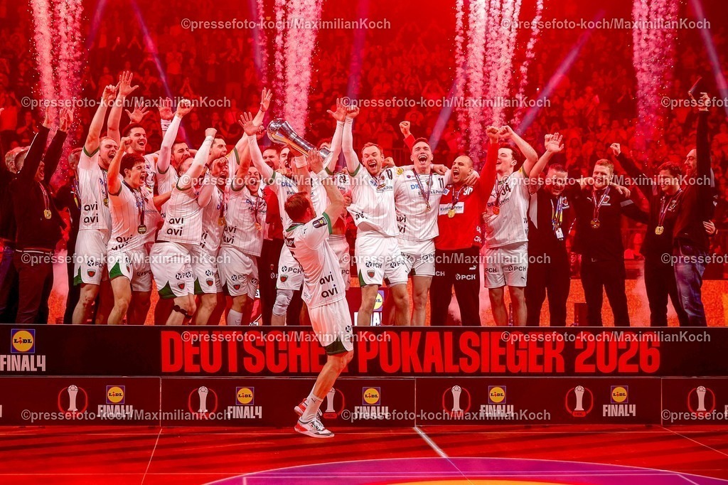 xSSCx19042602034 | 19.04.2026, xsscx, Handball, DHB-Pokal Lidl Final4, Finale, Füchse Berlin - Bergischer HC, Saison 2025 / 2026 Herren, Lanxess Arena, Köln: Die Mannschaft der Füchse Berlin feiert den Sieg im DHB-Pokal  Photo: xSandraxScherningxPressefotoKochx