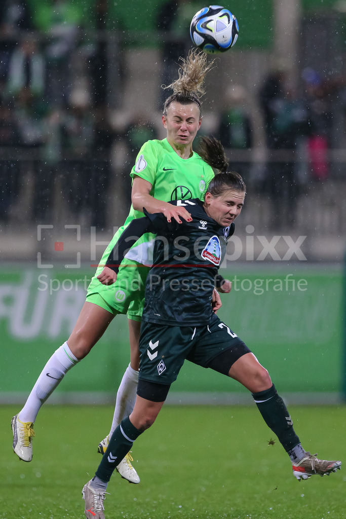 Fussball, DFB-Pokal Frauen, VfL Wolfsburg - SV Werder Bremen | v.li.: Lena Lattwein (VfL Wolfsburg, 8) und Rieke Dieckmann (SV Werder Bremen, 22) im Kopfballduell, Kopfball, Zweikampf, Action, Aktion, Spielszene, DIE DFB-RICHTLINIEN UNTERSAGEN JEGLICHE NUTZUNG VON FOTOS ALS SEQUENZBILDER UND/ODER VIDEOÄHNLICHE FOTOSTRECKEN. DFB REGULATIONS PROHIBIT ANY USE OF PHOTOGRAPHS AS IMAGE SEQUENCES AND/OR QUASI-VIDEO.