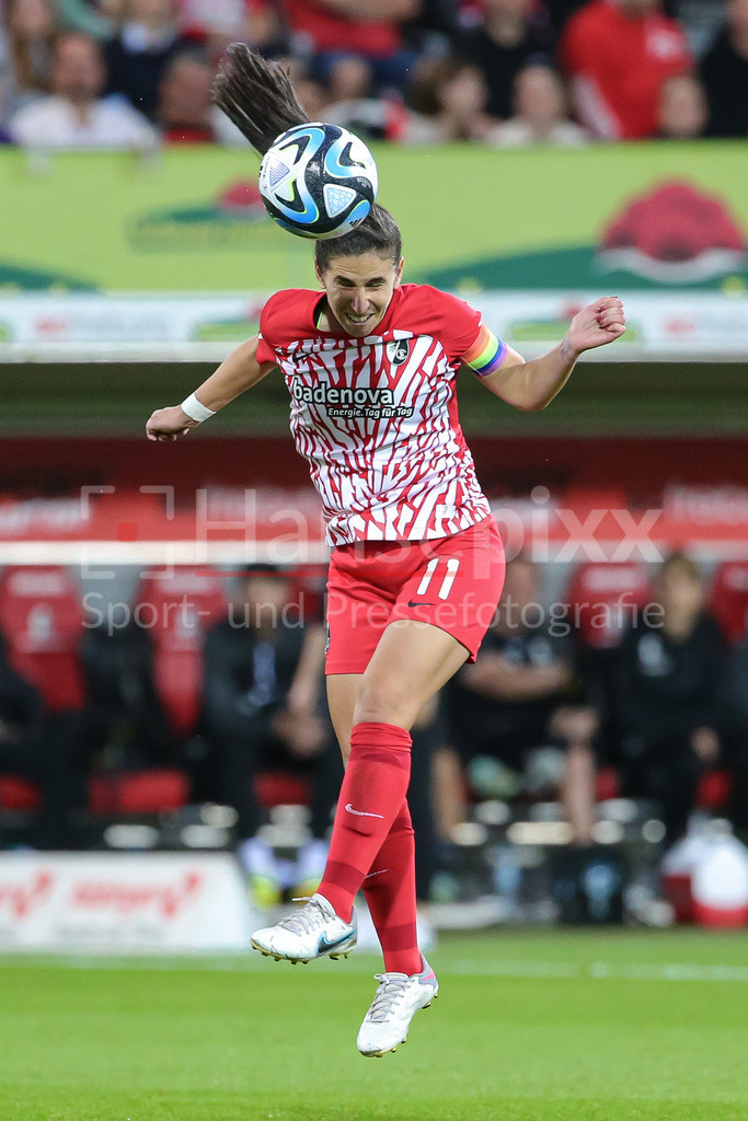 Fussball, Google Pixel Frauen-Bundesliga, SC Freiburg - SV Werder Bremen | v.li.: Hasret Kayikci (SC Freiburg, 11) beim Kopfball, Aktion, Action, Spielszene, DIE DFB-RICHTLINIEN UNTERSAGEN JEGLICHE NUTZUNG VON FOTOS ALS SEQUENZBILDER UND/ODER VIDEOÄHNLICHE FOTOSTRECKEN. DFB REGULATIONS PROHIBIT ANY USE OF PHOTOGRAPHS AS IMAGE SEQUENCES AND/OR QUASI-VIDEO.