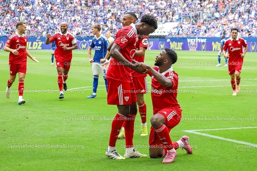 xSSC26072501021 | 26.07.2025, xsscx, Fuﬂball, FC Schalke 04 - FC Sevilla, 2. Fuﬂball Bundesliga, VELTINS-Arena, Saison 2025 2026: Kelechi Iheanacho (FC Sevilla #19) (rechts) jubelnd nach dem Tor zum 1:3 DFB regulations prohibit any use of photographs as image sequences and or quasi-video.