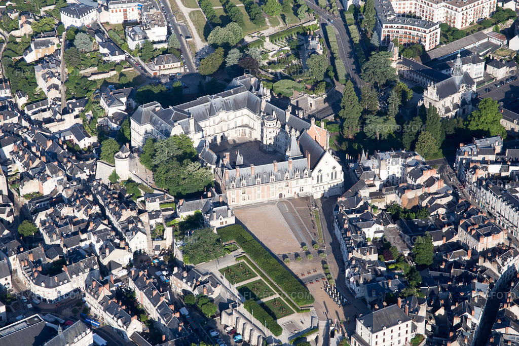 Aerial view: View of the town in Blois in the state Loir et Cher, France. – Photo: IMG_082053.jpg taken on 06/20/2015 by Werner Riehm/FLY-FOTO.com – Resolution of the original: 5472 x 3648 px