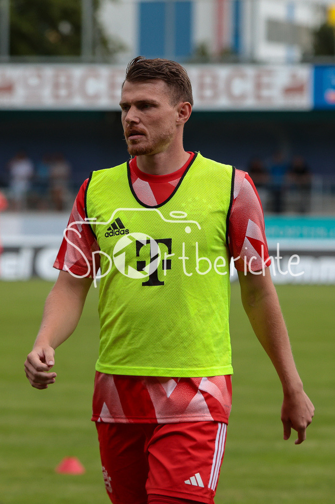 SV Wacker Burghausen - FC Bayern Amateure | Steve Breitkreuz (FCB #26) beim warmmachen vor der Partie in Burghausen