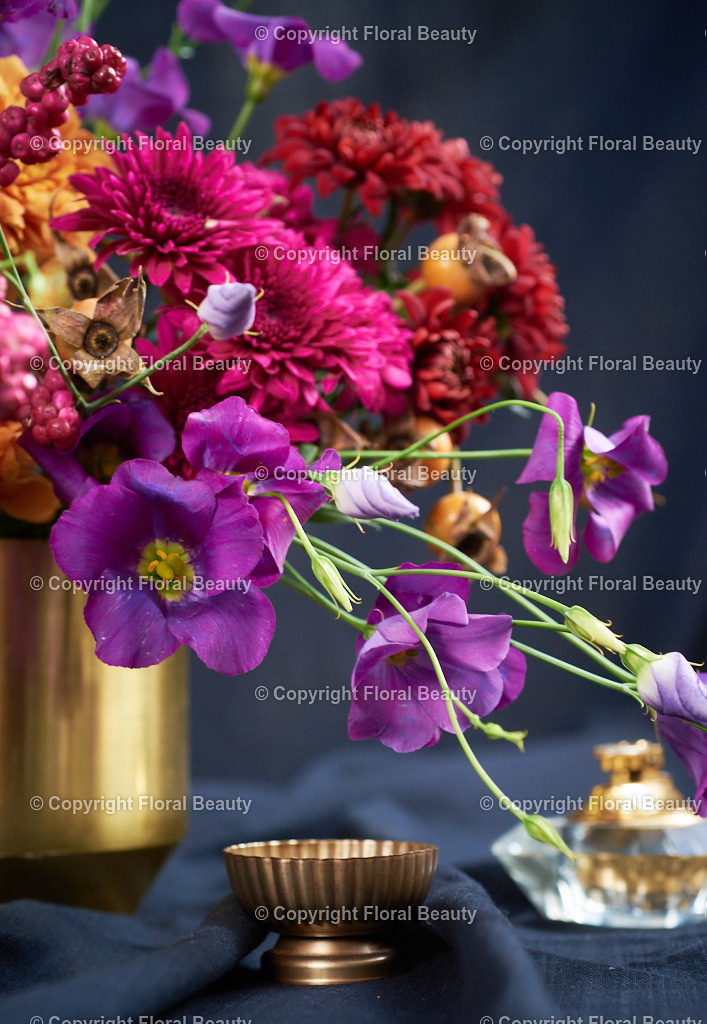 Rot-oranger Strauß aus Nelken und Chrysanthemen | Onlineshop für hochwertige Wandbilder. Bei uns findet ihr selbstgestaltete Blumenmotive. Das perfekte Geschenk, als Praxisdeko oder die eigene Wohnung. Alle künstlerischen Blumenfotos sind auf Leinwand, FineArtPrint, Kunstdruck und vielem mehr zu erwerben - Realized with Pictrs.com