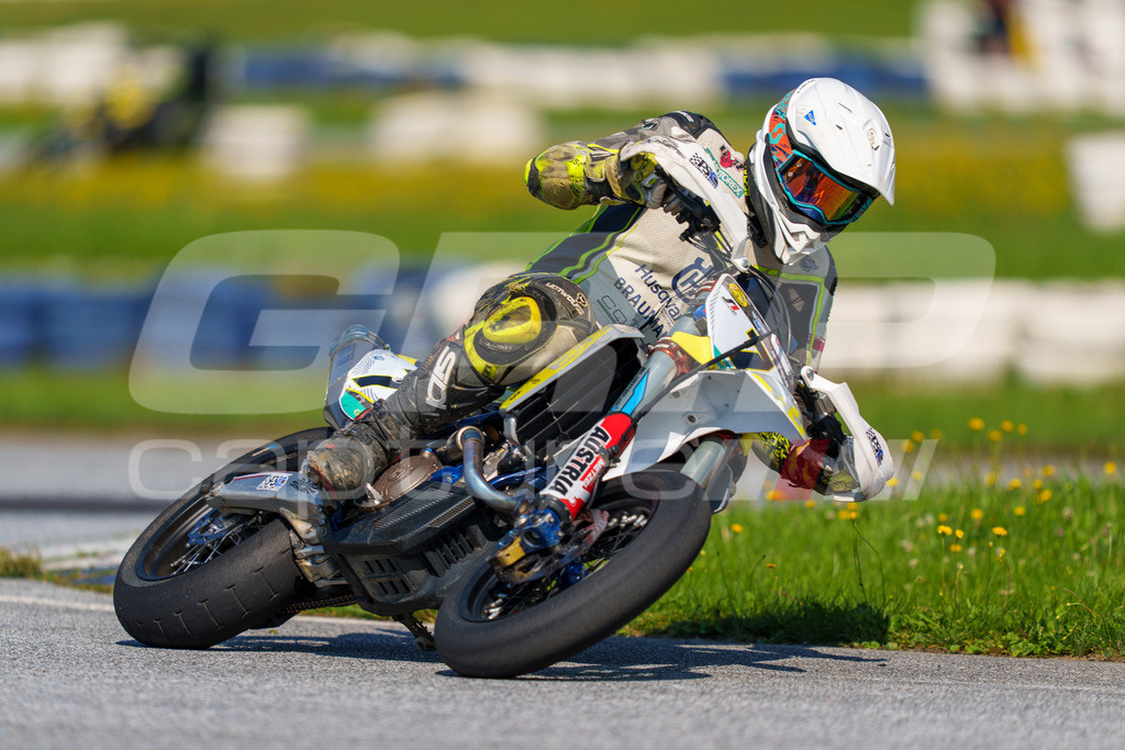 SuperMoto_Staatsmeisterschaft_Greinbach_241 | GRIPcapture steht für authentische Sportfotografie in Österreich – für Momente, die mehr sind als Geschwindigkeit oder Ergebnis. Es geht um Emotion, Spannung, Fokus und den Augenblick, der oft nur einen Wimpernschlag dauert.Ob Motorsport, Teamsport oder 