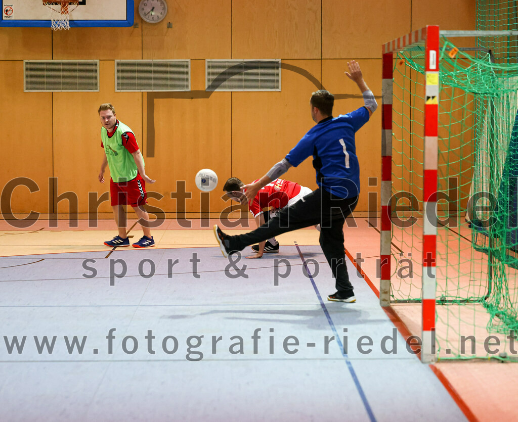 2022-10-01_012_SpVgg_Altenerding_II_gegen_TSV_Taufkirchen-Vils | Erding, Deutschland, 01.10.2022:
Handball, Bezirksklasse Männer 2022 / 2023, 1. Spieltag, SpVgg Altenerding II gegen TSV Taufkirchen/Vils, Endergebnis: 21:32

Sebastian Huber (SpVgg Altenerding, #11), Tobias Huber (TSV Taufkirchen/Vils, #13), Christopher Schindler (SpVgg Altenerding, #1)

Foto: Christian Riedel / fotografie-riedel.net