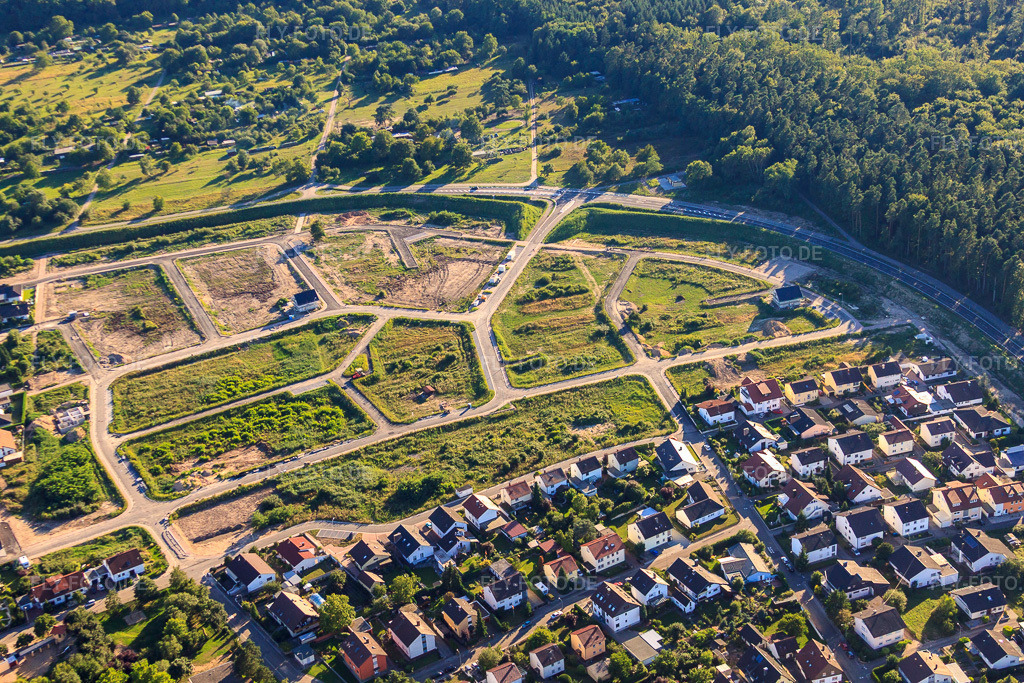Luftbild: Vogelring im Neubaugebiet in Jockgrim im Bundesland Rheinland-Pfalz in Deutschland. Foto: IMG_30886.jpg vom 31.07.2010 durch Werner Riehm/FLY-FOTO.de