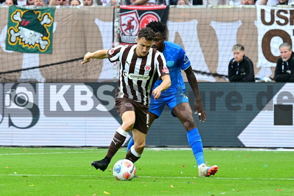 KBS Picture_FCStPauli-Bayer04Leverkusen_055 | v.v. Kaars Martijn (St.Pauli) , Tapsoba Edmond (Bayer04Leverkusen) ,Sportplatz :  Millerntor Stadion, - Realisiert mit Pictrs.com
